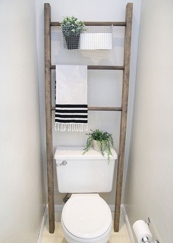 échelle au dessus des WC portes serviettes