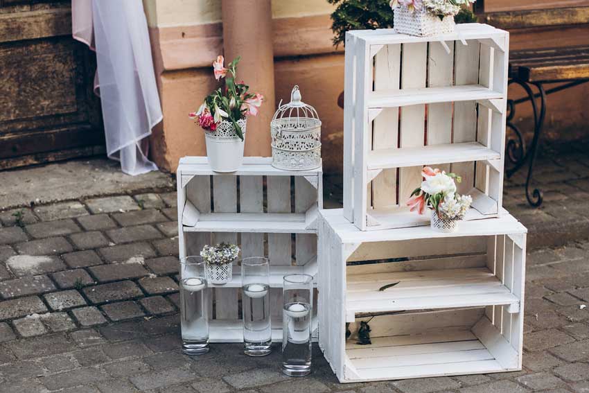 Caisses en bois peintes en blanc, parfait pour décorer un mariage