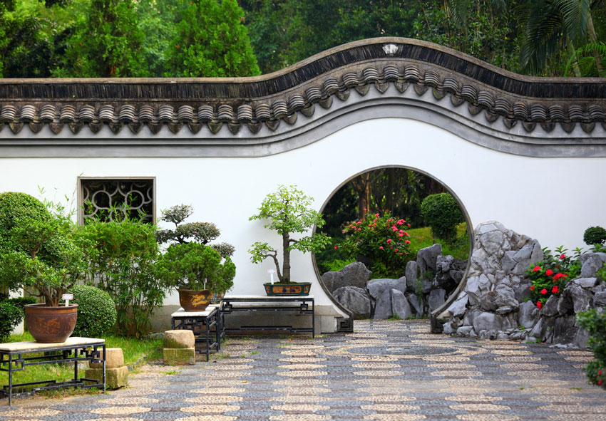 Jardin zen style chinois avec une entrée en forme de cercle.
