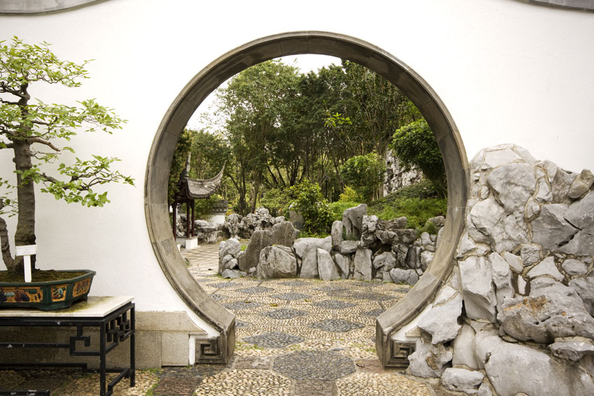 Jardin chinois avec des rochers.