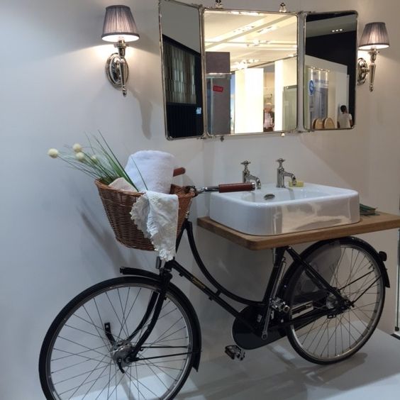 Vieux vélo transformé en meuble de salle de bain.